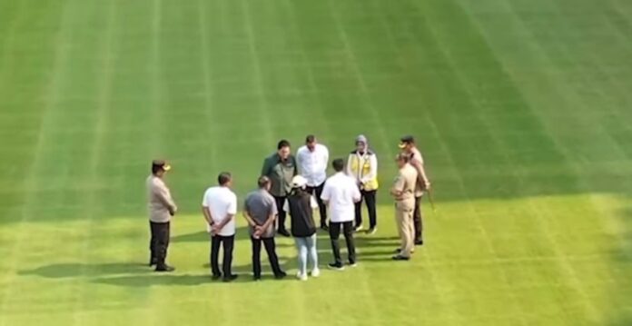 Erick Thohir lakukan pengecekan rumput di GBK usai konser Blackpink