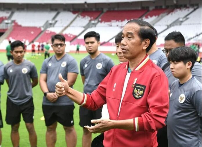 Presiden Jokowi saat memberikan semangat Timnas U-20 usai batal berlaag di Piala Dunia U029 tahun 2023