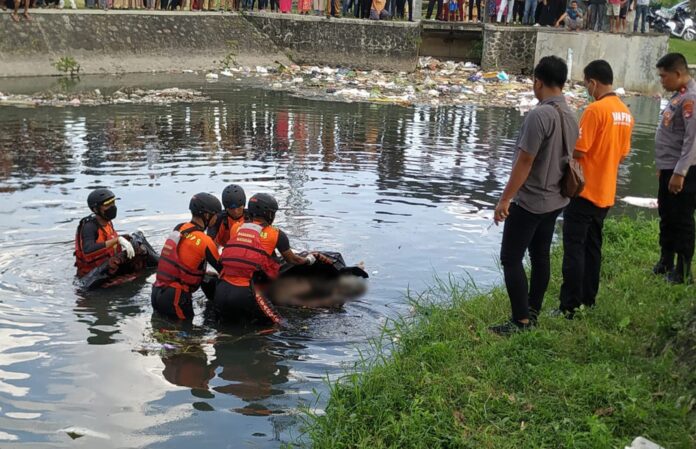 evakuasi mayat berjenis kelamin laki-laki ditemukan di Bendungan Pesongoran, Pagutan Barat, Mataram