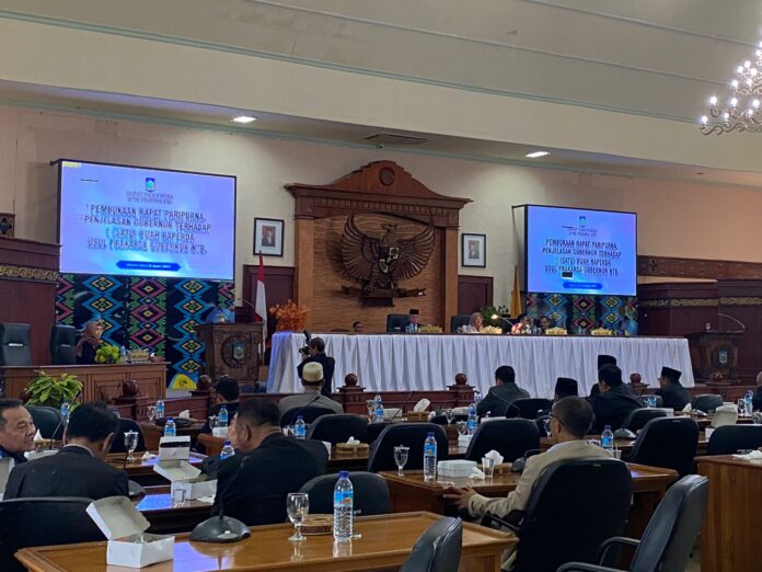 suasana sidang paripurna bahas tentang Raperda Perubahan Perda Bank NTB Syariah