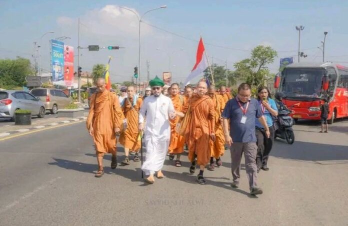 32 bisku Tahiland saat sampai di Karawang, disambut oleh Ustadz Sayyid Alwi, tokoh NU Karawang