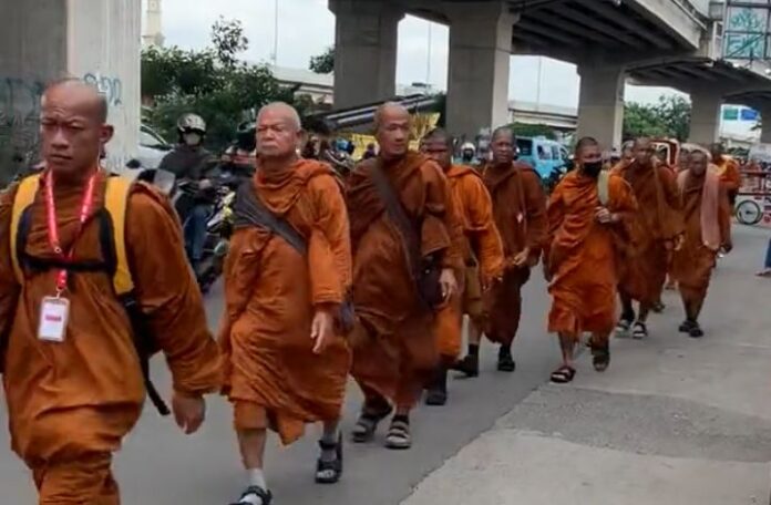 32 biksu lakukan ritual thudong