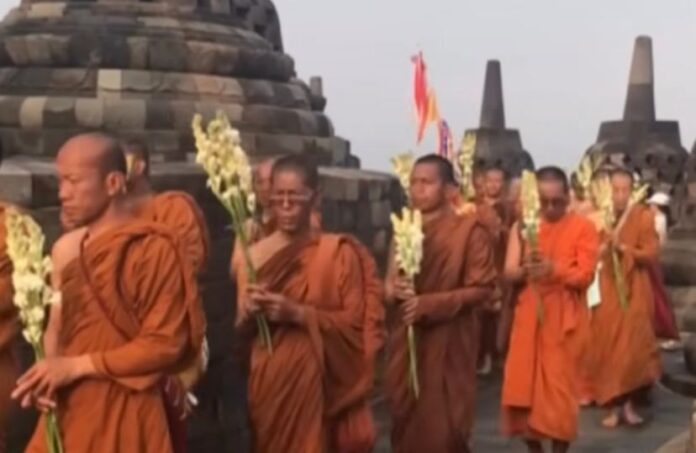 32 biksu jalankan ritual Thudong sampai di Candi Borobudur