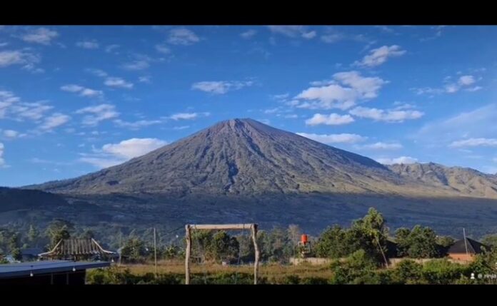 penampakan pemandangan Gunung Rinjani Geopark Dunia