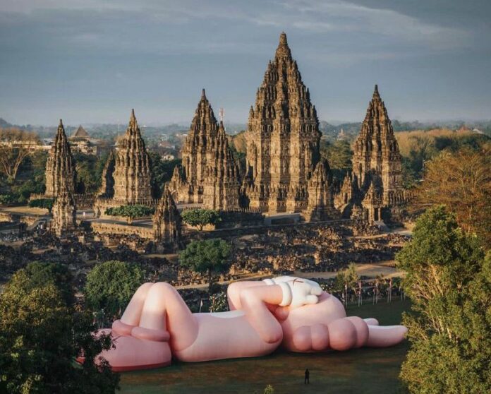 patung raksasa KAWS dipamerkan di taman Candi Prambanan.