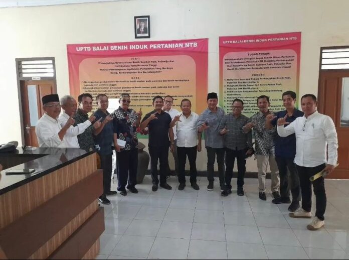 Suasana kunjungan Komisi Dua DPRD NTB ke Balai Benih Induk Pertanian Distanbun NTB