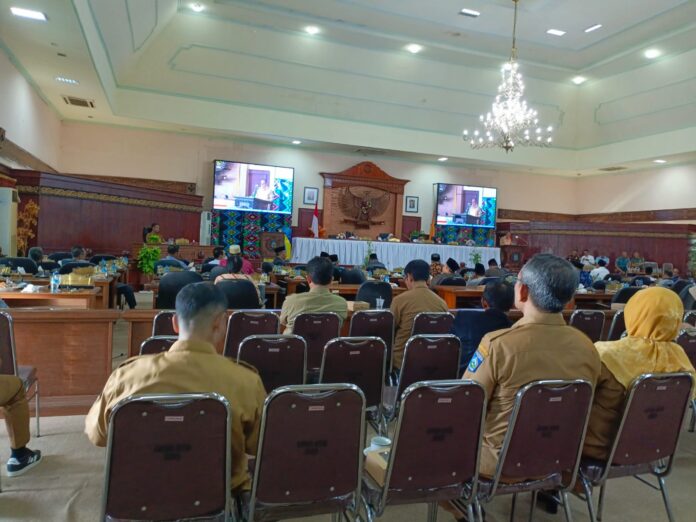 Suasana sidang paripurna gabungkan komisi-komis bahas Raperda