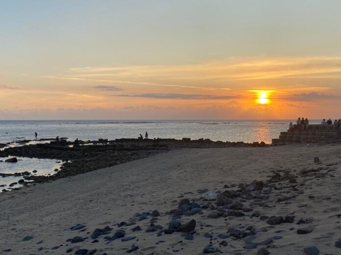 Mata Siput spot sunset favorit di Pantai Sengigi