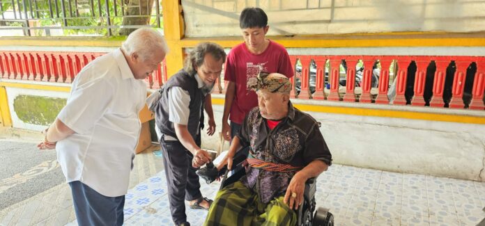 Suasana Rachmad Hidayat berikan bantuan kursi roda elektrik untuk dalang wayang sasak Lalu Nasib