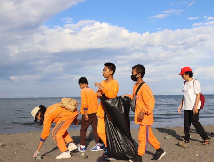 Suasana siswa SLB Negeri 1 Mataram saat menggelar kegiatan bersih pantai