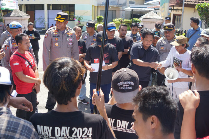 Suasana dialog interaktif di hari buruh international