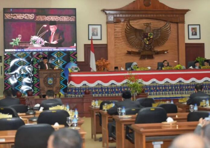 Suasana sidang paripurna penetapan Perda Perlindungan dan Pengelolaan Lingkungan Hidup