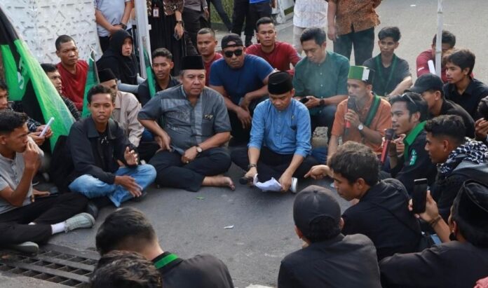 Suasana di terima para aksi demo oleh wakil ketua Lalu WirajayaI dengan duduk bersama mendiskusikan tuntutan para pendemo