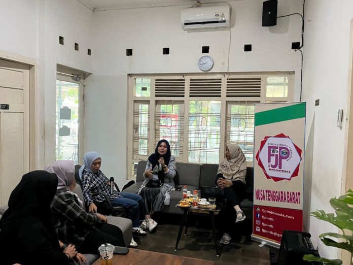 Suasana diskusi anggota FJPI bersama narasumber ketua PWNA NTB dan akademisi