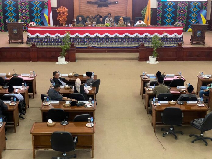 Suasana rapat paripurna agenda penjelasasn 6 buah raperda usul prakarsa DPRD NTB