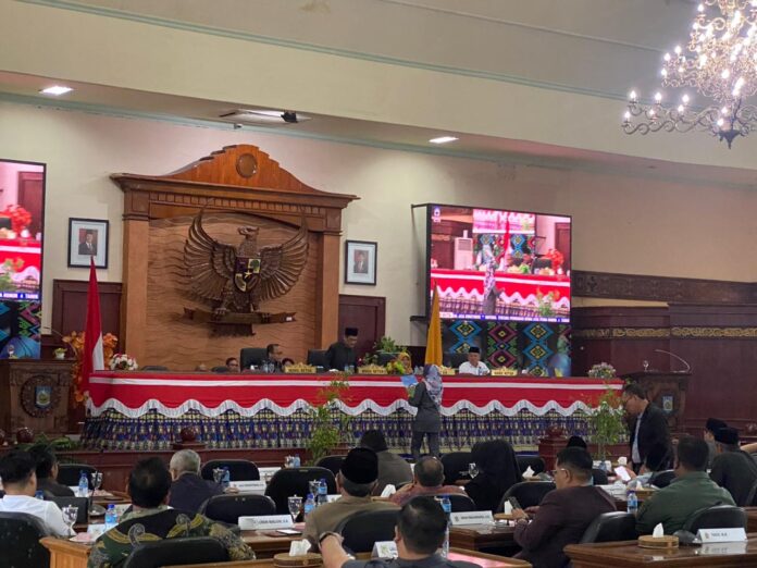 Suasana paripurna agenda pandangan umum fraksiraksi terhadap 6 buah raperda usul prakarsa DPRD NTB